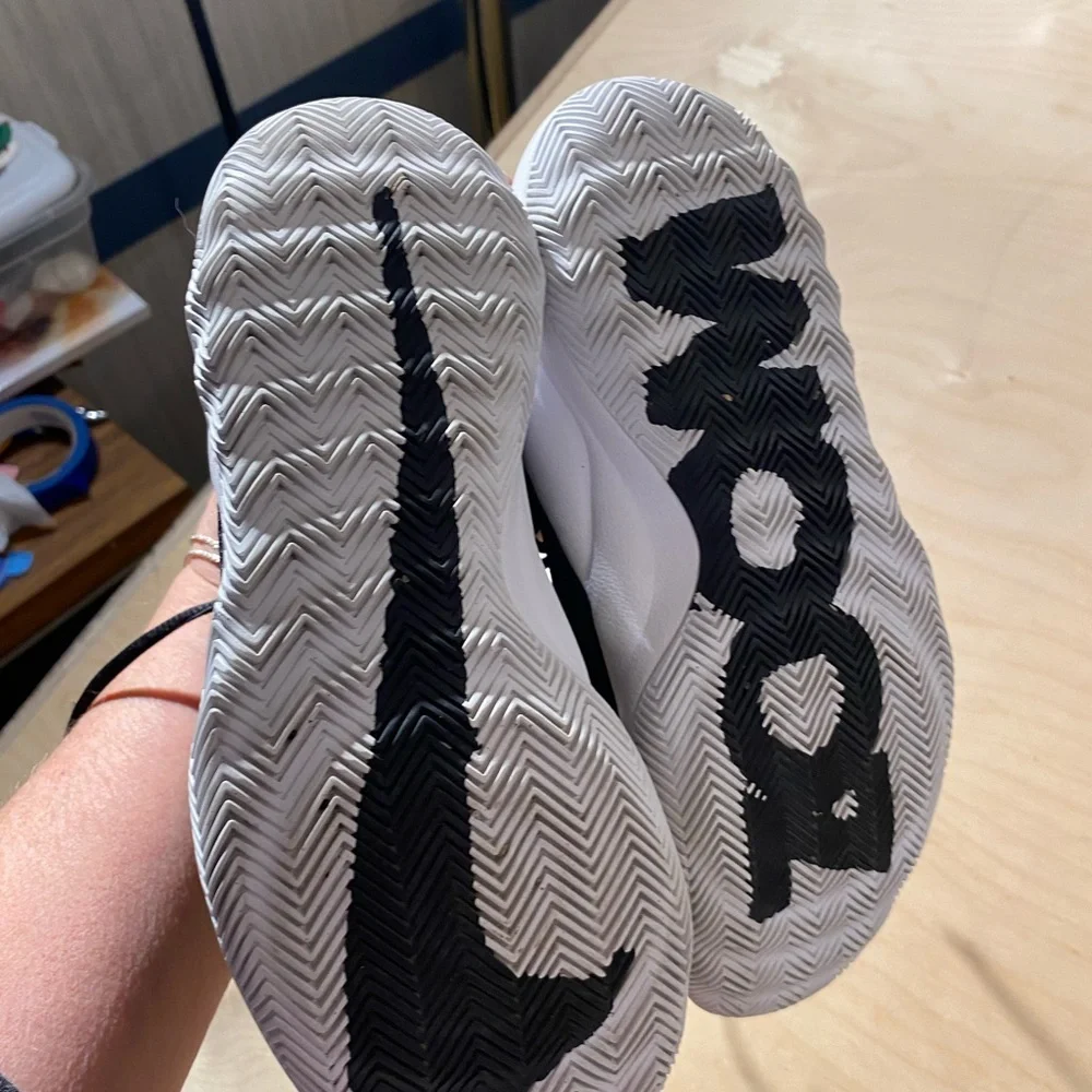 Nike Zoom Black and White Sneakers Size 6 (ND)